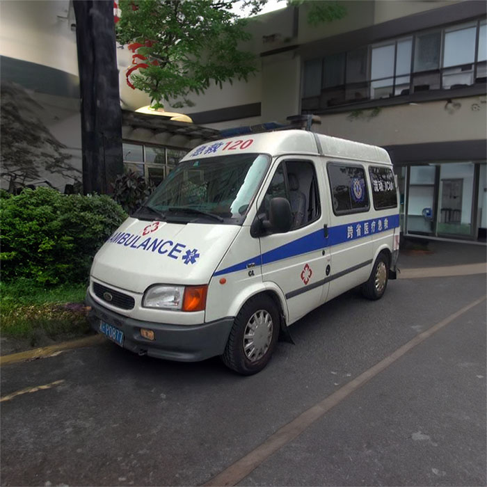 云南官渡租私人救护车到思茅区倚象镇中心卫生院 出租救护车一般多少钱一辆