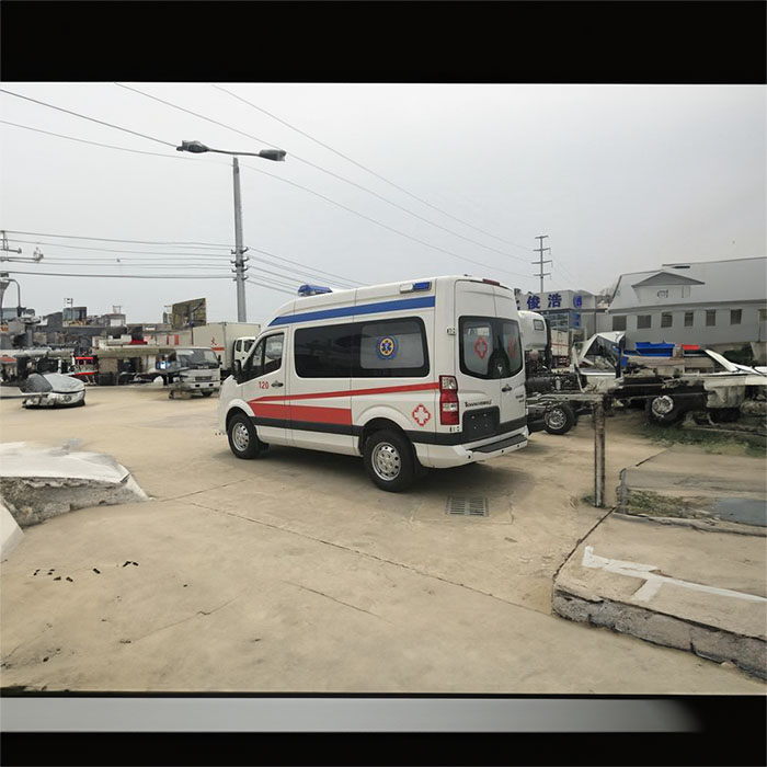 云南昆明市东川区租赁私人救护车到芒市护康医院 救护车出租多少钱