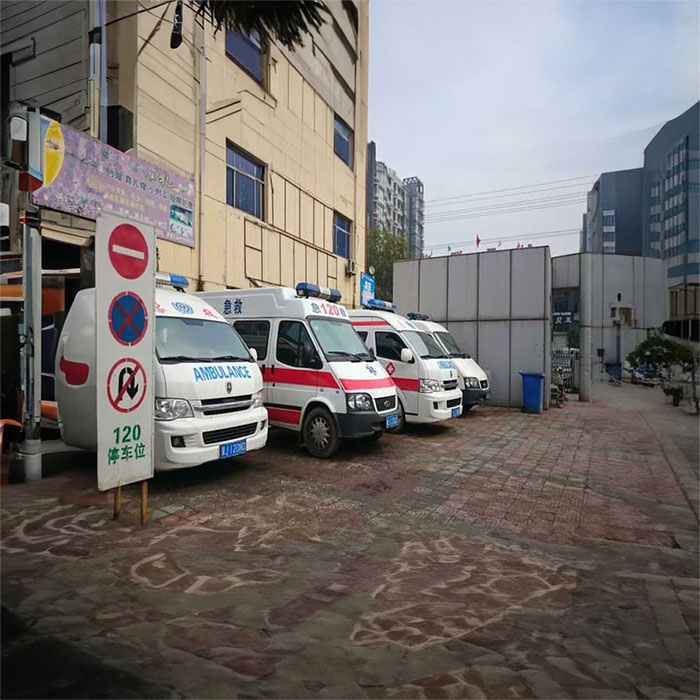 云南省昆明市盘龙租私人救护车转院到云南腾冲健君医院 正规救护车出租电话多少
